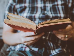 Temukan novel horor terbaik karya Risa Saraswati. Seramnya bikin bulu kuduk merinding! Beli sekarang dan nikmati sensasi mencekam!