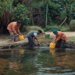 Warga mengambil air bersih dari sumber alami di pedesaan Indonesia