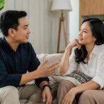 Pasangan dewasa berdiskusi tentang hubungan dan kecocokan