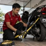 Memahami prosedur dan fakta unik pengiriman motor antar kota menggunakan armada truk tertutup.