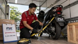 Memahami prosedur dan fakta unik pengiriman motor antar kota menggunakan armada truk tertutup.