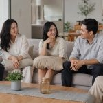 Interaksi saudara dalam keluarga yang menunjukkan dinamika hubungan